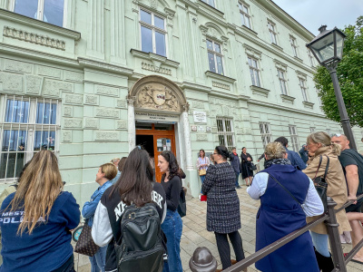 Rodičia čakajúci na svoje deti v centre Trnavy pri škole Angely Merici | Zdroj: Pavol Holý, Trnavské rádio
